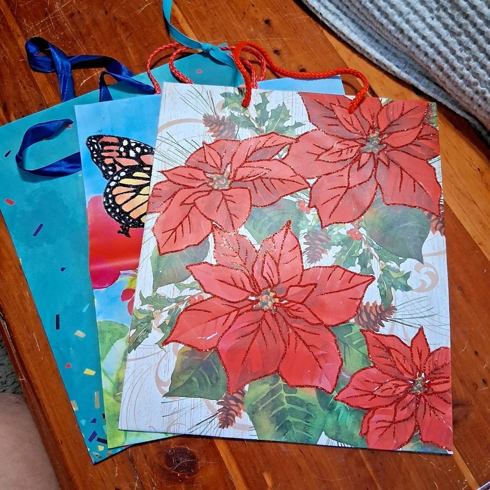 Gift Bags 15 Bag Lot Assorted sizes and Themes Seasonal Christmas Solid‎ Wine